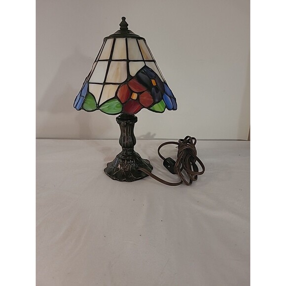 Vtg Tiffany Style Stained Glass Floral Mosaic Table Lamp Metal base 11.5" tall - Picture 1 of 12